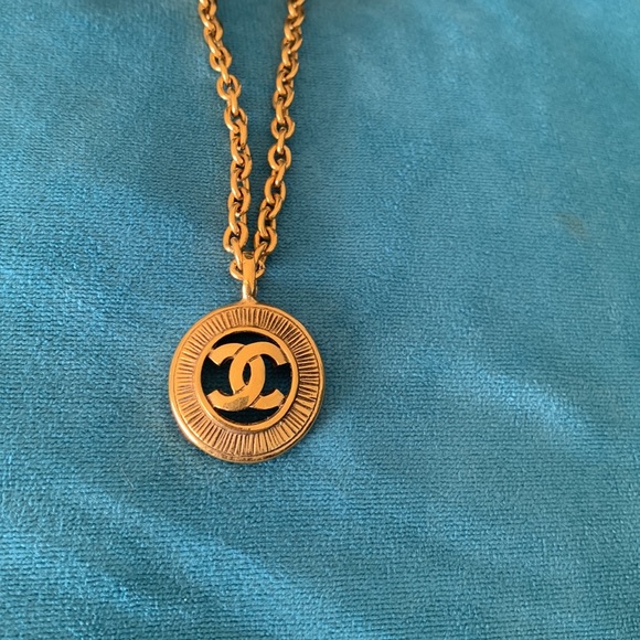 Authentic 16” Chanel Gold Vintage Necklace - Picture 4 of 9